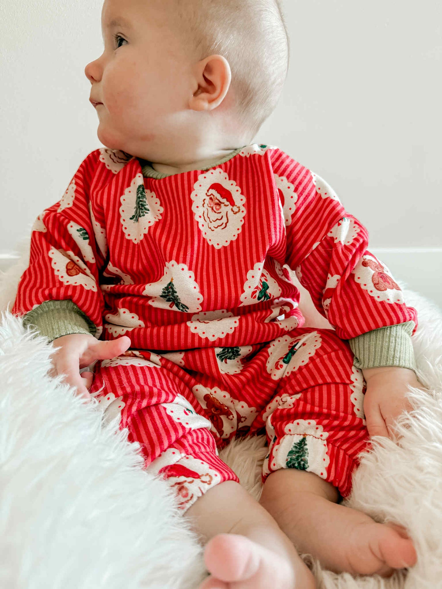 HOLLY JOLLY 2025 - Crew Neck + Sweats Lounge Set